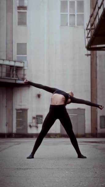 Uma Dançarina Contemporânea Executa Sua Rotina Dança Dinâmica Câmera Lenta — Vídeo de Stock