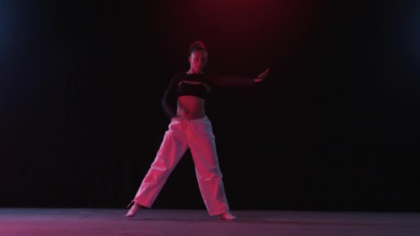 Žena Elegantně Tančí Matně Osvětleném Studiu Okouzlující Září Červeného Světla — Stock video