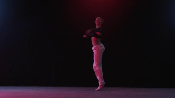 Eine Frau Dreht Sich Anmutig Und Tanzt Faszinierenden Schein Roter — Stockvideo
