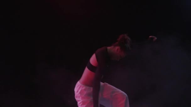 Mladá Žena Půvabně Tančí Uprostřed Kouře Jemných Červených Světel Temném — Stock video