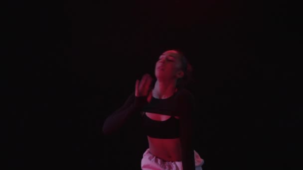 Ung Kvinna Levererar Uttrycksfull Dansföreställning Ateljé Fylld Med Varmt Rött — Stockvideo