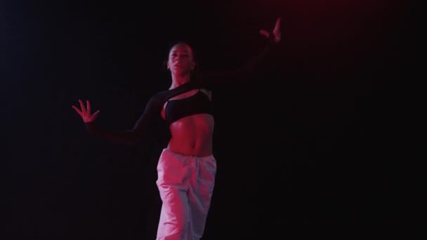 Eine Junge Frau Tanzt Einem Schummrig Beleuchteten Studio Gebadet Weichen — Stockvideo