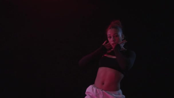 Ein Mädchen Tanzt Anmutig Einem Schwach Beleuchteten Studio Umhüllt Vom Stockvideo