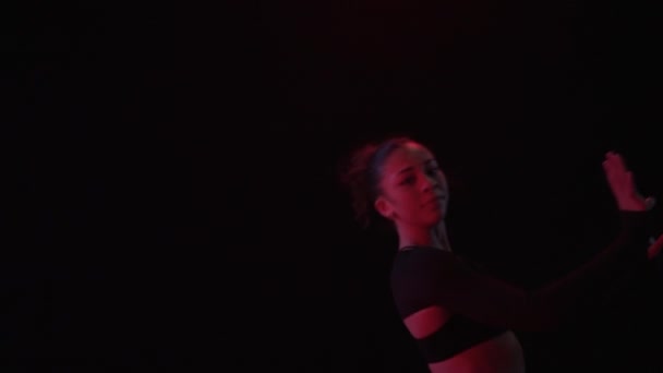 Eine Junge Frau Besticht Mit Ihrem Tanz Inmitten Von Rauch — Stockvideo