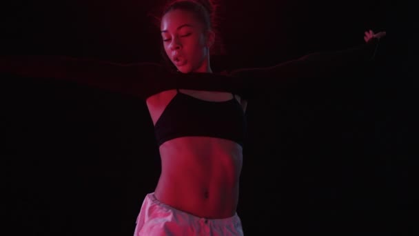 Uma Garota Top Preto Calças Brancas Dança Estúdio Escuro Banhada — Vídeo de Stock