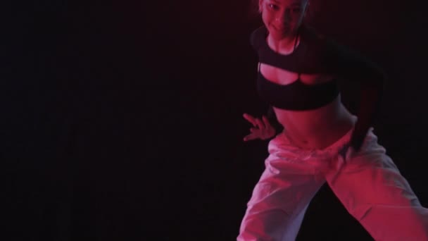 Dívka Předvádí Půvabný Tanec Uprostřed Kouře Koupající Podmanivé Záři Červených — Stock video