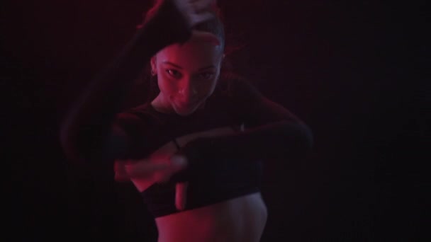 Uma Menina Dançando Girando Graciosamente Estúdio Escuro Iluminado Pelo Brilho — Vídeo de Stock