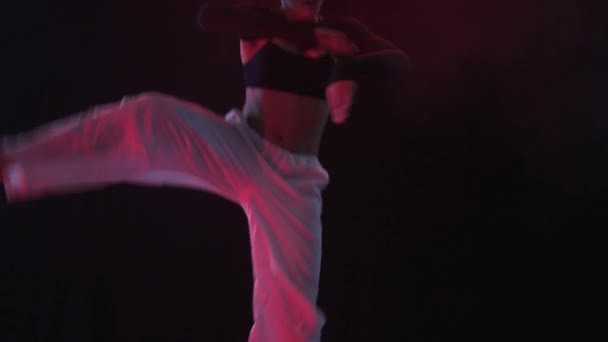 Dívka Tančící Studiu Obklopená Atmosférickým Půvabem Náladových Červených Světel Pozadí — Stock video