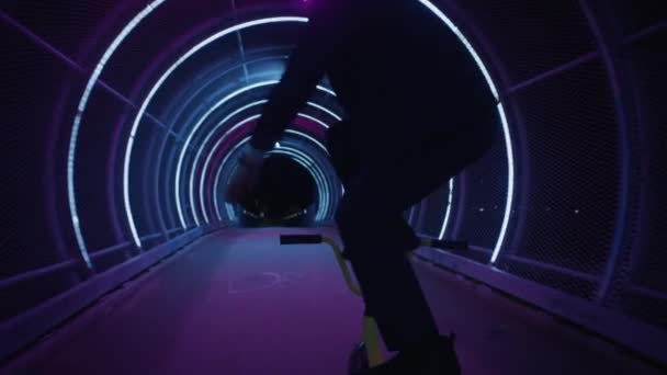 Piloto Bmx Exibe Acrobacias Impressionantes Uma Passarela Com Luzes Néon — Vídeo de Stock