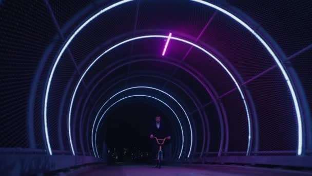 Bmx Всадник Выполняет Безупречный 360 Спин Маневр Покровом Ночи Туннеле — стоковое видео