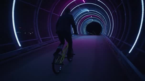Zkušený Bmx Jezdec Oslňuje 360 Stupňovou Rotací Lávce Ozdobené Neonovými — Stock video