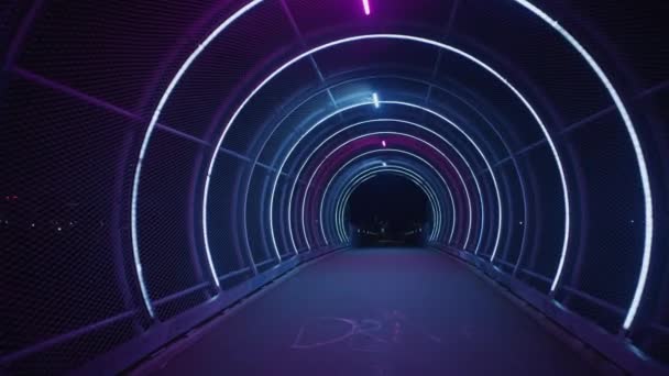 Pov Podróż Rowerowa Przez Hipnotyzujący Tunel Łańcuchowo Ogniwowy Oświetlony Żywymi — Wideo stockowe