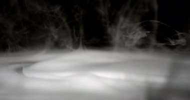 Yumuşak bir odak noktası olan soyut, tek renkli bir sahne pürüzsüz bir yüzey üzerinde sürüklenen, ruhani ve gizemli bir atmosfer yaratır.