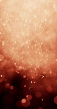 Küçük, parlak parçacıklar karanlık bir arkaplanda patlayıp yüzerler ve gece gökyüzündeki yıldızlara benzer bir etki yaratırlar. Yukarıdan gelen ışıklandırma onların bireysel konumlarını vurguluyor