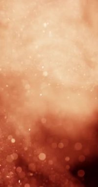 Bir ortamda asılı kalmış sayısız kum parçacığı, onları sol üst köşeden aydınlatan bir ışık gradyanı var. Işık kaynağına yakın olan parçacıklar daha parlak ve daha odaklı görünürler