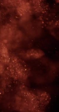 Havada çok sayıda küçük kum tanecikleri asılı duruyor. Parçacıkların boyutları değişiyor ve çerçeve boyunca dağılıp dinamik ve dokulu bir görünüm yaratıyorlar.