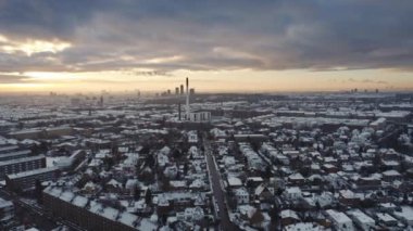 Kopenhag ufuk çizgisinin gün batımında karla kaplı ruhani güzelliğini yakalayan bir dron.