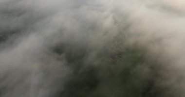 Sislerle kaplı tuhaf bir kasabadan çevreleyen sıradağların ihtişamına sorunsuz bir geçiş.