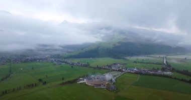 Sisli bulutların ve yükselen dağların arasında şehir cazibesini doğanın görkemli güzelliğiyle harmanlayan pitoresk bir şehir.