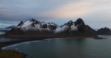 Büyüleyici hava perspektifi, Stoksnes Yarımadası 'ndaki karla kaplı Vestrahorn' un nefes kesici güzelliğini gösteren bir dron tarafından çekildi.