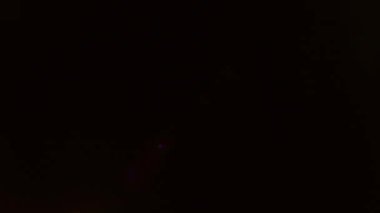 Renkli merceklerin karanlık arka planda parlaması büyüleyici bir düzenleme. Bu fişekler, sarı, pembe, mavi ve mor gibi canlı renklere sahip dağınık, şeffaf şekiller olarak görünür..