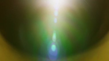 Lens parlamaları küçük ışık küreleri gibi görünür. En üstteki küre, en parlağı, uzamıştır ve küreler indikçe kaybolan yumuşak, puslu bir parıltı yayar.