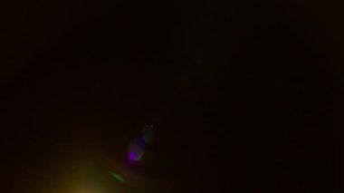 Büyüleyici bir mercek parlamaları değişik boyutlarda eğri bir küre çizgisi gibi görünür. Küreler ağırlıklı olarak yeşil, mavi ve mor ipuçları var.