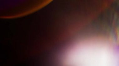 Mor ve mavi renklerin güzel bir karışımıyla karakterize edilmiş parlak mercek parlamaları dizisi. Bu fişekler yumuşak, dağınık bir etki yaratıyor ve ışık kırılmışa benziyor.