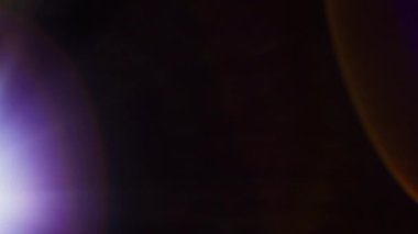 Sol taraftaki parlak bir ışık kaynağı tarafından aydınlatılan koyu bir arkaplan, bir mercek patlaması yaratır. Merkezinde ağırlıklı olarak beyaz olan alev yavaş yavaş mavi ve mor renge dönüşür.