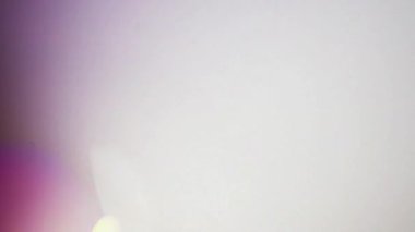 Parlak beyaz bir ışıkla parlayan bir lens, yukarı ve yanlara doğru mor bir renk alır. Ayrıca dibe yakın küçük beyaz bir daire var.