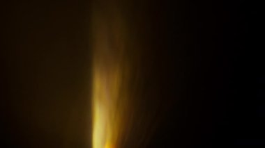 Parlak beyaz ışık değişimleriyle karakterize edilen bir mercek alev efekti daha yumuşak sarıya dönüşür ve sonra soluk kahverengi tonlara dönüşür.