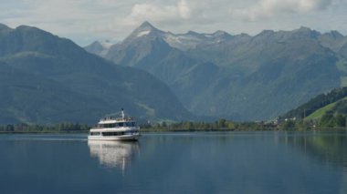 Huzurlu bir göl teknesi Alp manzaralı, çarpıcı dağ manzaraları ve sakin su manzaralı.