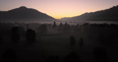 Güneşin doğuşuyla kaplı bir gökyüzünün altında insansız hava aracı uçuşu ruhani güzelliği ve dingin sabah sükunetini yakalıyor.