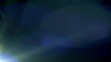 Çarpıcı bir anamorfik beyaz ışık, karanlık bir arkaplana karşı zarafetle yükselir, büyüleyici ve ruhani bir görsel etki yaratır.