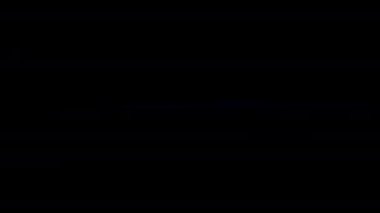 Yay şeklindeki bir alevin ruhani güzelliğini yakalayan sinematik bir ışık parıltısı çarpıcı bir görsel görüntü yaratır.