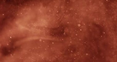 Dinamik kum tanecikleri karanlık bir arkaplanda hızla dönerek hareketin ve dokunun büyüleyici bir görüntüsünü oluştururlar.