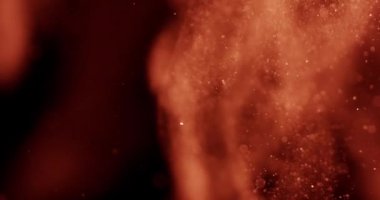 Parıldayan kahverengi kum taneciklerinin büyüleyici yakın çekimi zarif bir şekilde dönerek büyüleyici bir ışık ve doku dansı yaratıyor.