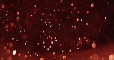 Zarif bataklık kum tanecikleri karanlıkta yavaşça sürüklenerek büyüleyici ve sakin bir görsel deneyim yaratırlar.