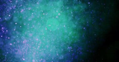 Mavi, mor ve turkuazın çeşitli tonlarında sayısız parçacık koyu bir zemin üzerinde yüzer. Kümelenip dağılıyorlar, hareket ve akış hissi yaratıyorlar..