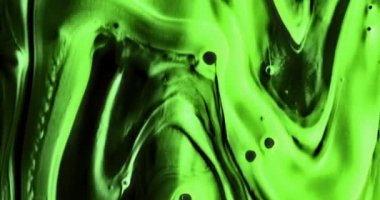 Soyut yeşil boya zarafetle aşağıya doğru akıyor büyüleyici ve huzurlu bir görsel deneyim yaratıyor.