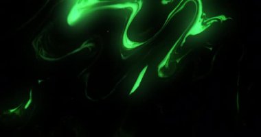 Neon yeşil sıvı yavaşça akıyor ve karanlıkta yayılıyor.