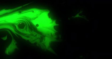 Büyüleyici neon yeşil boya zarif bir şekilde sola doğru akar dramatik bir şekilde koyu arka plana doğru.