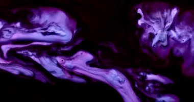 Mermer gibi mor sıvı boya kıvrılır ve koyu bir arka plana doğru akar.