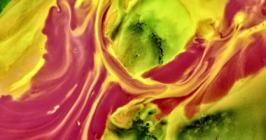 Açık yeşil boya üzerinde zarif bir şekilde akan pürüzsüz pembe boya akıntısı, doğadan esinlenilmiş renkleri harmanlayarak uyumlu bir görsel dans oluşturur.