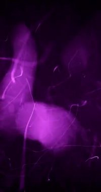 Karanlık bir arkaplan karşısında menekşe parçacıklarının hızlı hareketi dinamik ve büyüleyici bir görsel ekran yaratır.