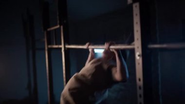 Bir Crossfitter etkili bir şekilde barfiks çeker, momentum ve güç kullanır