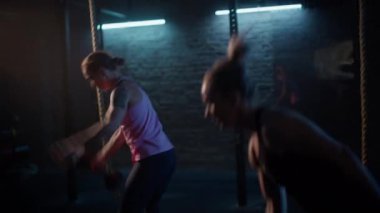 Kadınlar, hareketlerinde güç ve akıcılık göstererek, halter kapma hareketlerini sırayla gerçekleştirirler.