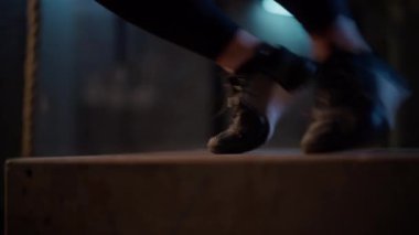 Yakın çekim bir bireyin yanal atlama yapma gücünü ve tekniğini vurgular, her atlayışta ayakları yere iner ve uzaklaşır.