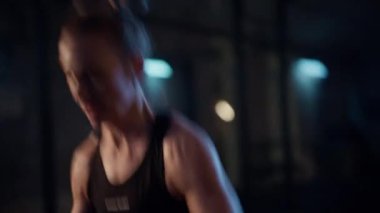 Yakından çekilen bir fotoğraf, bir kadının atlama hareketi ve odak noktasını yakalar.