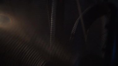 Yakın plan çekimde spor salonunda kullanılan motorun mekaniği ve hareketi vurgulanır.